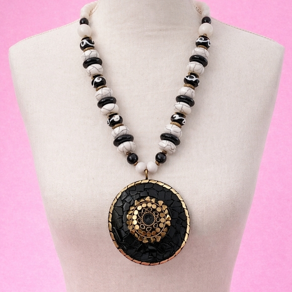 Elegant Black and Gold Pendant Necklace - Picture 2 of 2